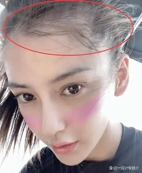 近日,知名女演员baby在社交媒体上晒出了自拍照片,引起了粉丝们的热议