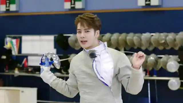 王嘉尔率众身穿击剑服惊喜亮相,王彦霖带着头盔频频耍帅,却没人看