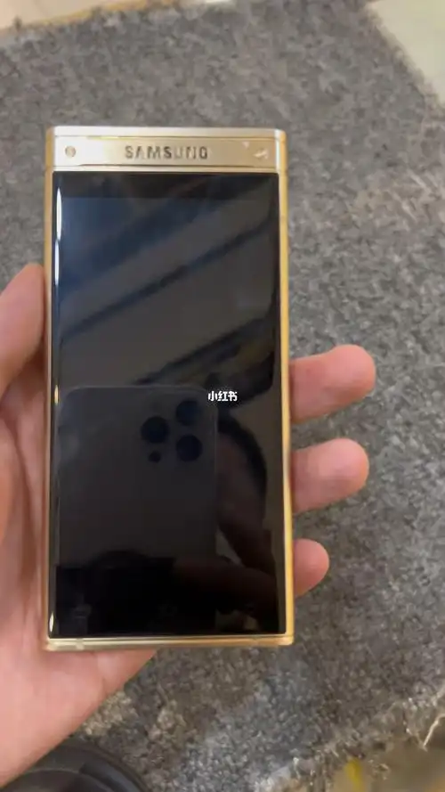 三星经典翻盖商务机w2018黄金版,打个电话玩个微信没