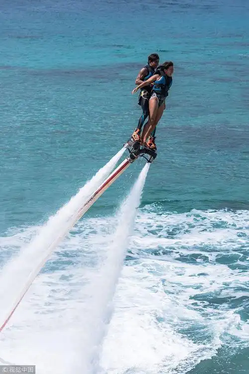 游客在体验惊险刺激的"水上飞龙"项目. 图片来源:童国强/视觉中国