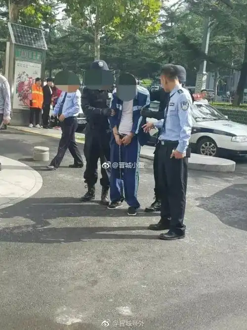 实拍,晋城酒后殴打警察事件后续,犯罪嫌疑人被押回现场.