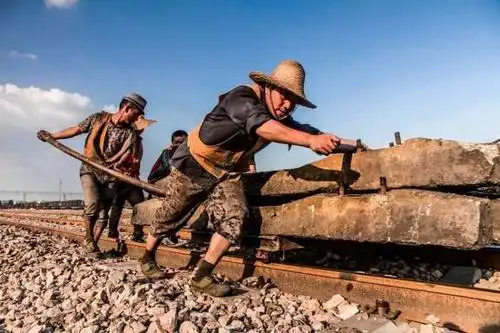 铁路上的农民工他们在烈日炎炎高温下辛苦工作