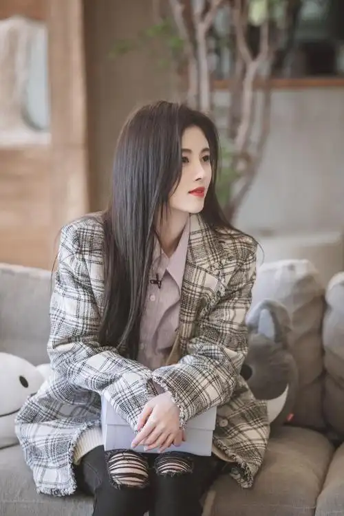 鞠婧祎个不高很敢穿,淡黄的长裙蓬松的头发,裙长堪堪遮住臀部