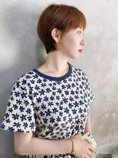40岁左右的女性,发型这样剪,时尚年轻不老气_短发
