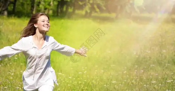 奔跑阳光草地背景