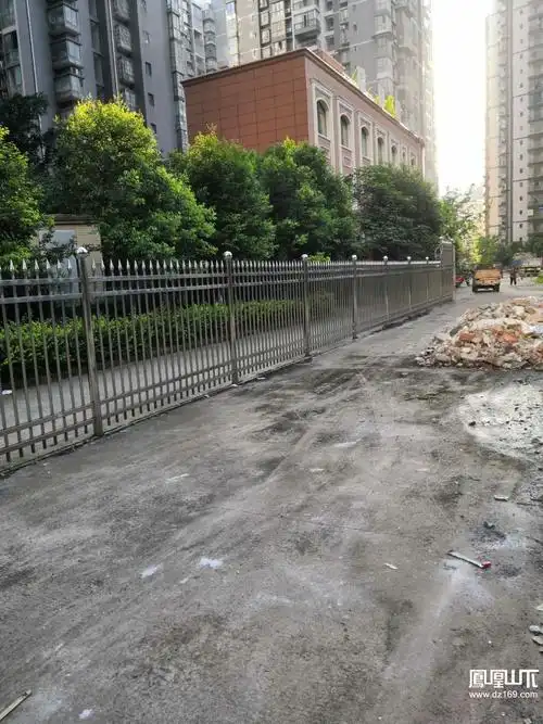 南外天下城小区私自违圈半边马路