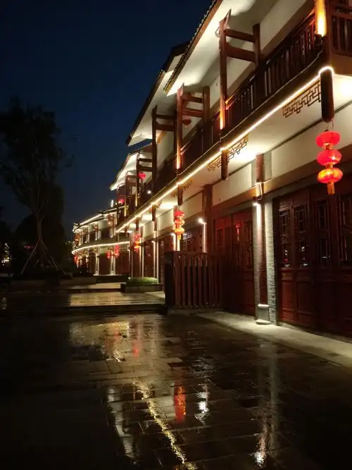 夜晚的古镇,稀稀疏疏