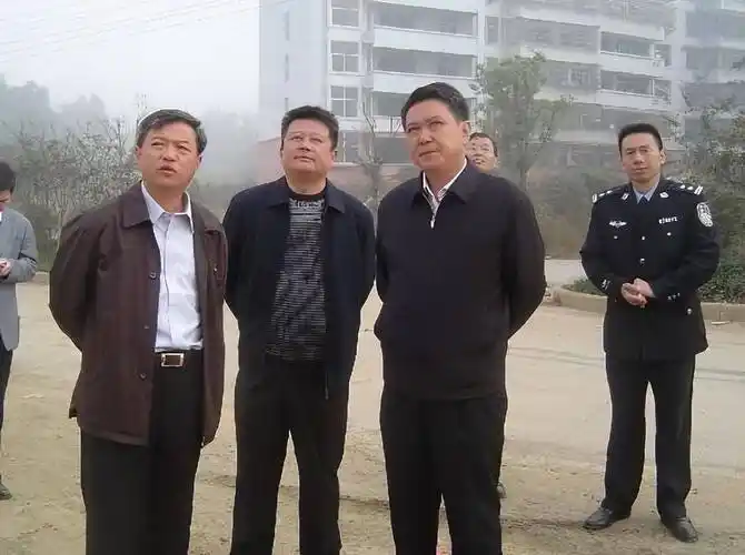 叶国兵与盘踞九江二十多年的魏某早在2001年初就认识了,彼时叶国兵尚