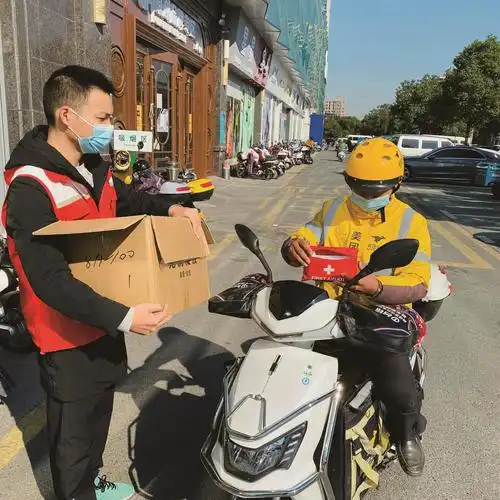 平湖经开为快递小哥送上双11礼包