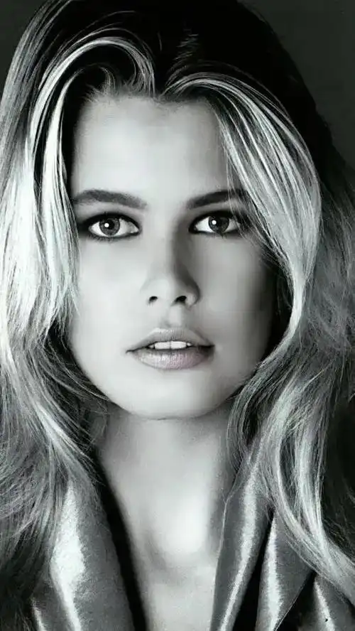 金发美女超模克劳迪娅希弗