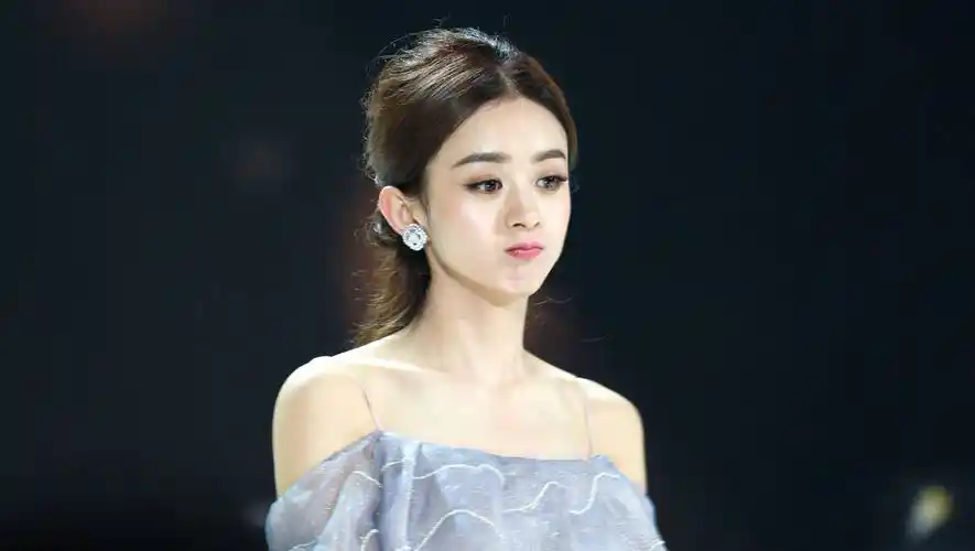 中餐厅赵丽颖生图太能打,穿短t狂秀小蛮腰,网友:这是仙女吧!