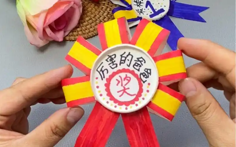 父亲节快到了,用小小的纸杯给爸爸做一个奖牌