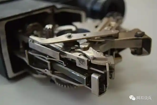 尤其令人发指的是,单独拆开的零件,结构也精奇古怪,不知当初g11的枪械