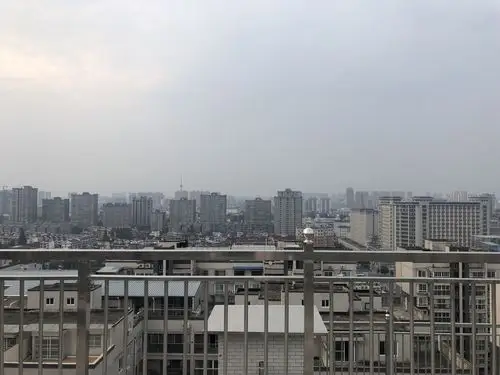 傍晚七点,站在楼顶鸟瞰整个汉中市,天空还是那么亮.