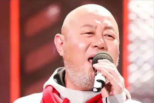 60岁火风携女拉萨拜佛戴天价佛珠一家三口惹争议