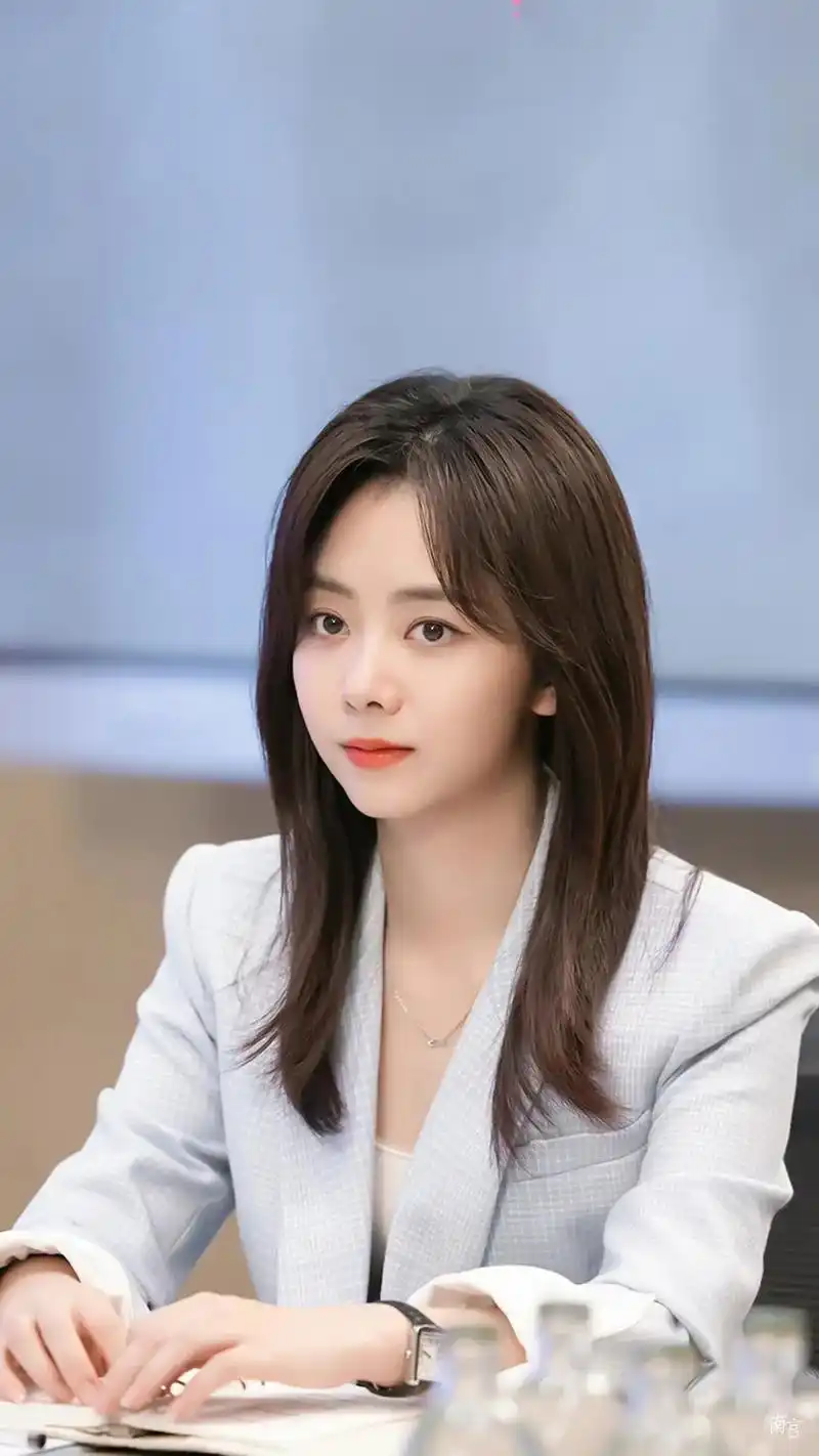 请叫我总监谭松韵高清壁纸#谭松韵请叫我总监转岗成功  - 抖音