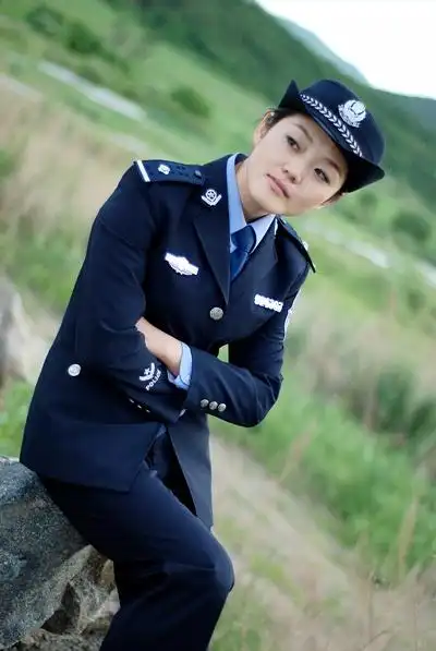 没有鲜亮的色彩没有前沿的时尚埋藏了女性的娇柔却用自己纤弱的身影撑