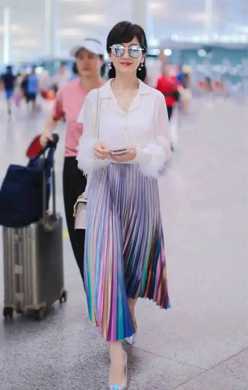 原创65岁赵雅芝好有料穿撞色鱼尾裙蜜桃臀惊艳奶奶辈身材太绝