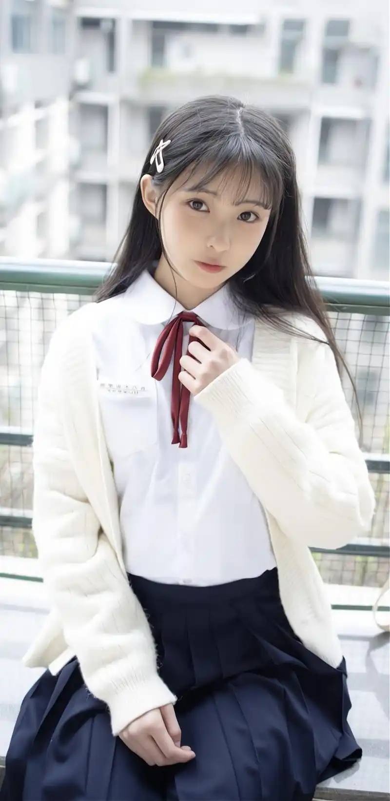 街拍美女,漂亮的学生服小姐姐,毛衣搭配学生服舒适又好看!