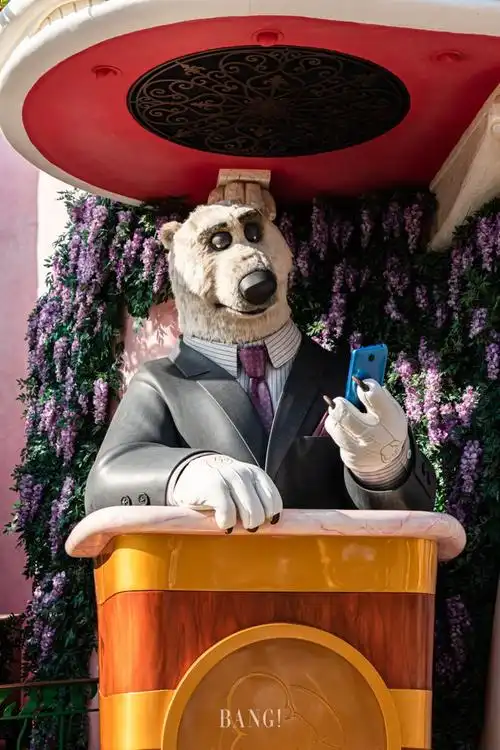 北极熊保镖"考斯洛夫可是会凶你的哦让我们一起期待12月20日"疯狂动物