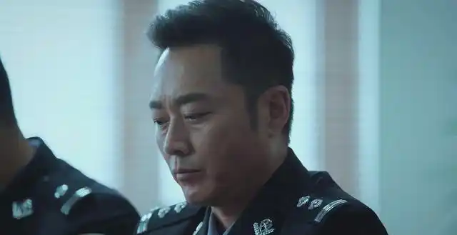 第五个就是监区长罗劲松,这个人物真的是很明显的感觉到有问题,从他和