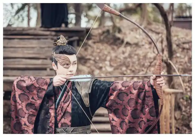 《墓王之王》带头大哥上线,骆时秋挂满装备,寒千落回眸百媚生