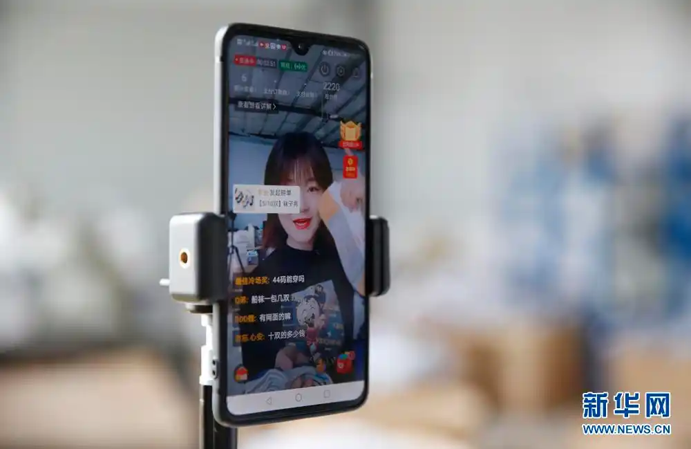 图片故事:网红直播"带火"扶贫车间