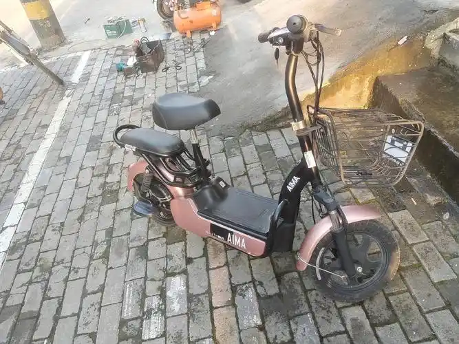 2手爱玛电动车车况好装的全新超威电池日期8月5号出厂质保一年 - 抖音