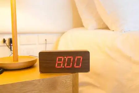 闹钟工作时间在床上8点照片
