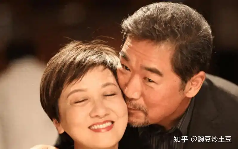 但爱情战胜了一切,最终罗秀春成为了张国立的妻子