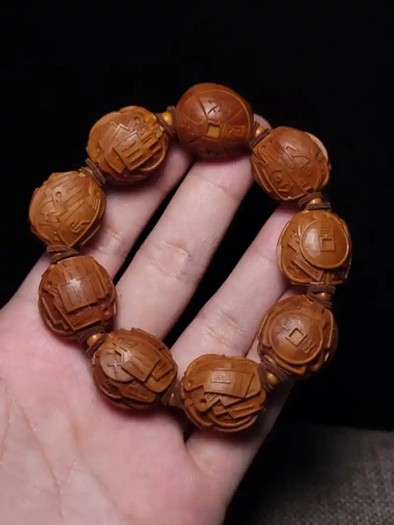 橄榄核雕纯手工 #橄榄核 #纯手工雕刻 #手串 #盘串 - 抖音