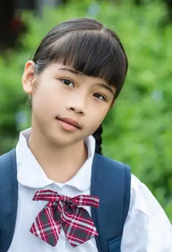 一个中国小女孩在上学放学的路上