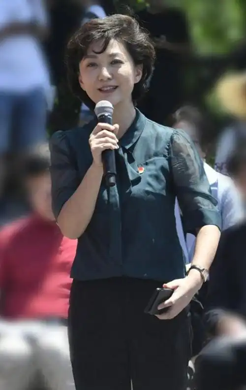 海霞怎么老成这样啦?年纪轻轻就已头发斑白,退休后像换了个人