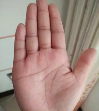 手掌事业线偏向小拇指(事业线到小拇指的线是什么意思)