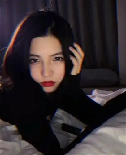 郝一点闺蜜万小七为辟谣替身传闻,再度公开揭面:拽姐变甜妹?