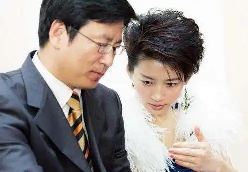 央视一姐王小丫,因一场赌约与前夫离婚,15年了她现状怎么样?