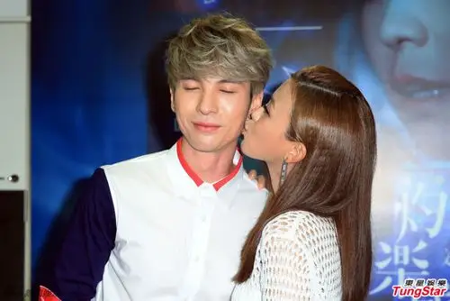 组图:卓文萱发布会秀马甲线 与陈势安秀恩爱