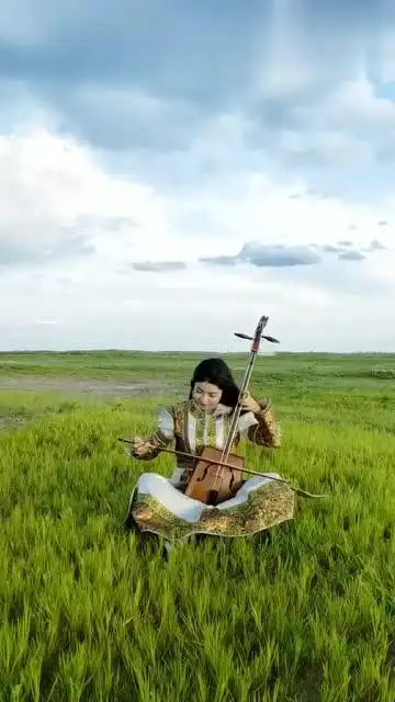 女艺人马头琴演奏一首草原歌曲好听