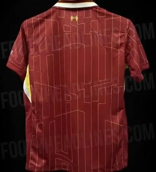 footyheadlines近日曝光了利物浦2024-25赛季主场球衣谍照