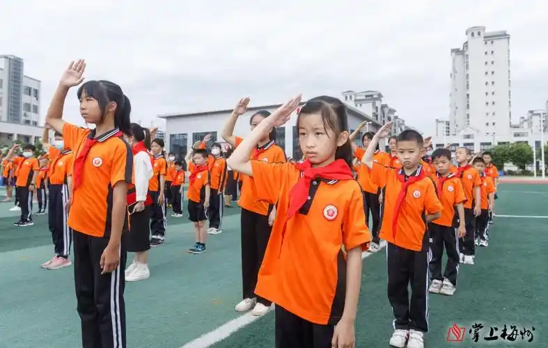 我们是共产主义接班人110名少先队新队员集体入队啦