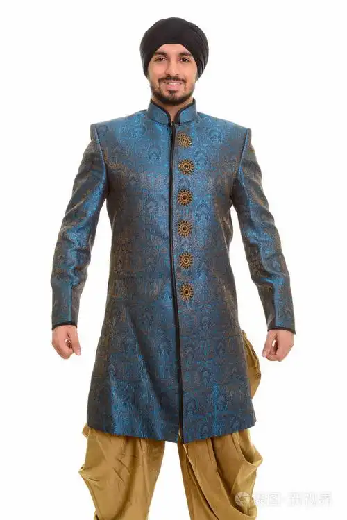 年轻快乐的印度锡克微笑穿传统的衣服