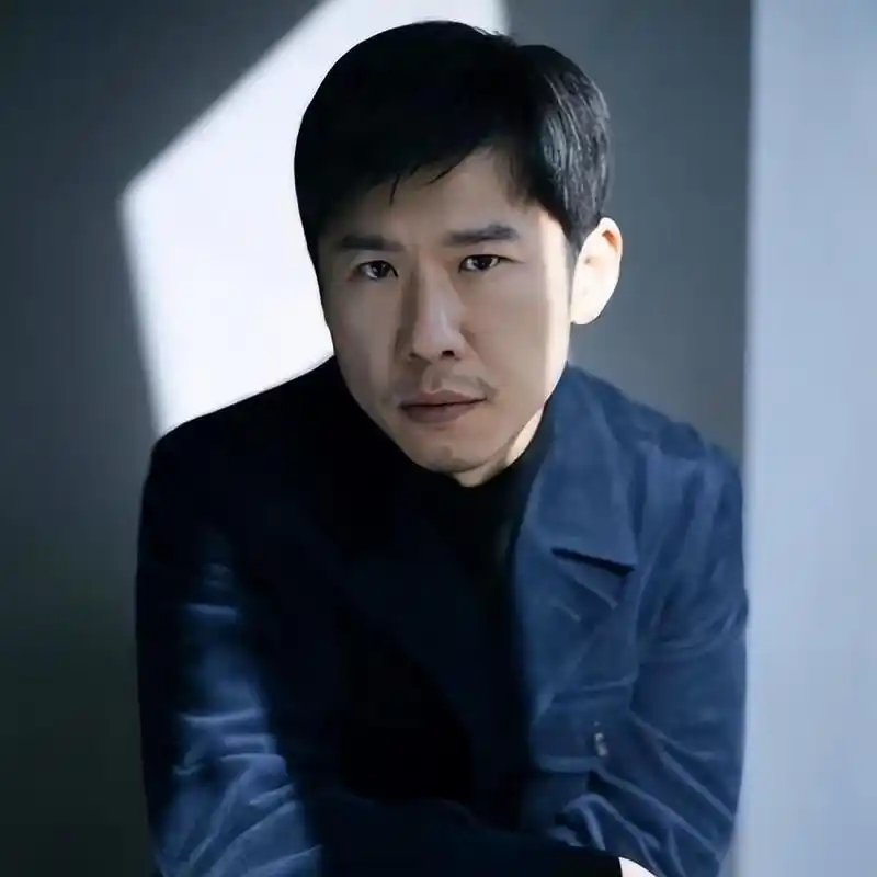 毕业于俄罗斯全苏国立电影大学,是中国内地男演员