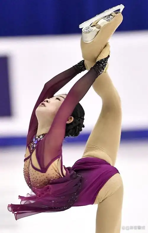 衣着单薄,花样滑冰女运动员为何只穿短裙比赛?难道赛场上不冷?
