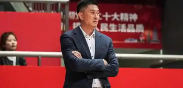 罕见宏远老板陈海涛和杜锋握手聊天老板娘吴迪陪同太感人了