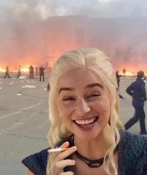 龙妈不愧是女明星全身穿满名牌还不带保镖光1个包就1万多