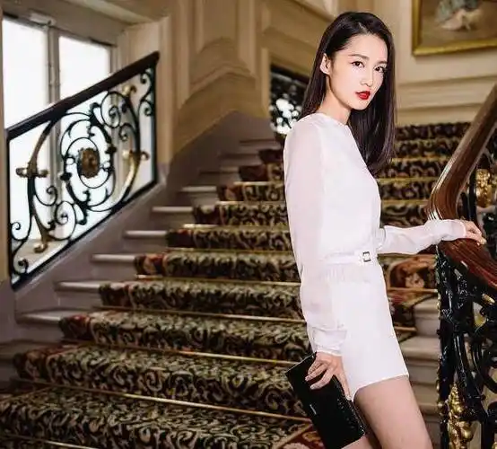 李沁和徐璐不愧是"双胞胎",同是白色装扮,哪位女神更让你心动_裙子_篇