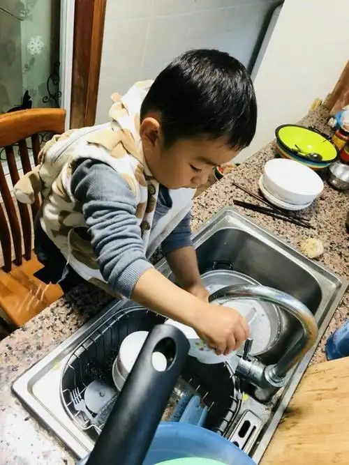 看!孩子们多能干呀!有的小朋友帮忙洗碗.