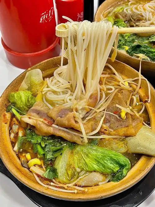 广州肥肠肥牛砂锅米线人均16r一大份60