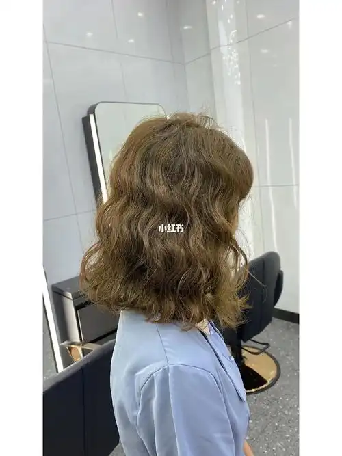 蛋蛋卷齐肩短发