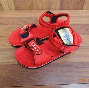 90年代的泡沫凉鞋,可以说跟我的那两双非常非常相似了